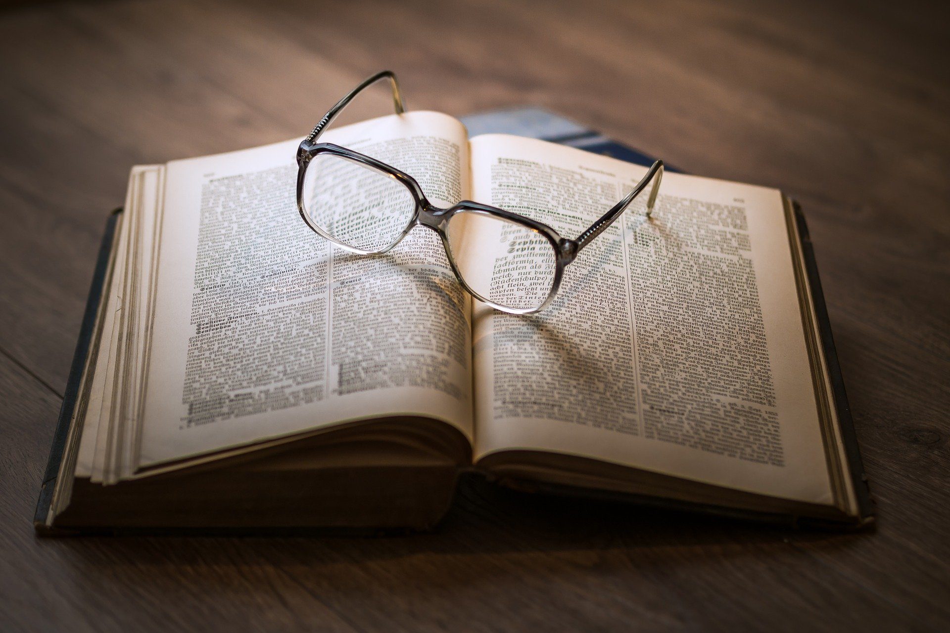 Buch mit Brille, die darauf liegt