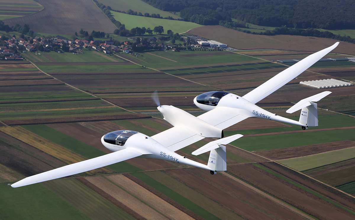 Brennstoffzellenflugzeug-HY4-©-Jean-Marie Urlacher-fuer-Wikipedia-2 Erstflug des Wasserstoffflugzeugs HY4 am Flughafen Stuttgart: Am 29. September 2016 flog das erste Flugzeug mit Brennstoffzellen-Antrieb über dem Flughafen Stuttgart. © DLR, Felix Oprean für Wikipedia