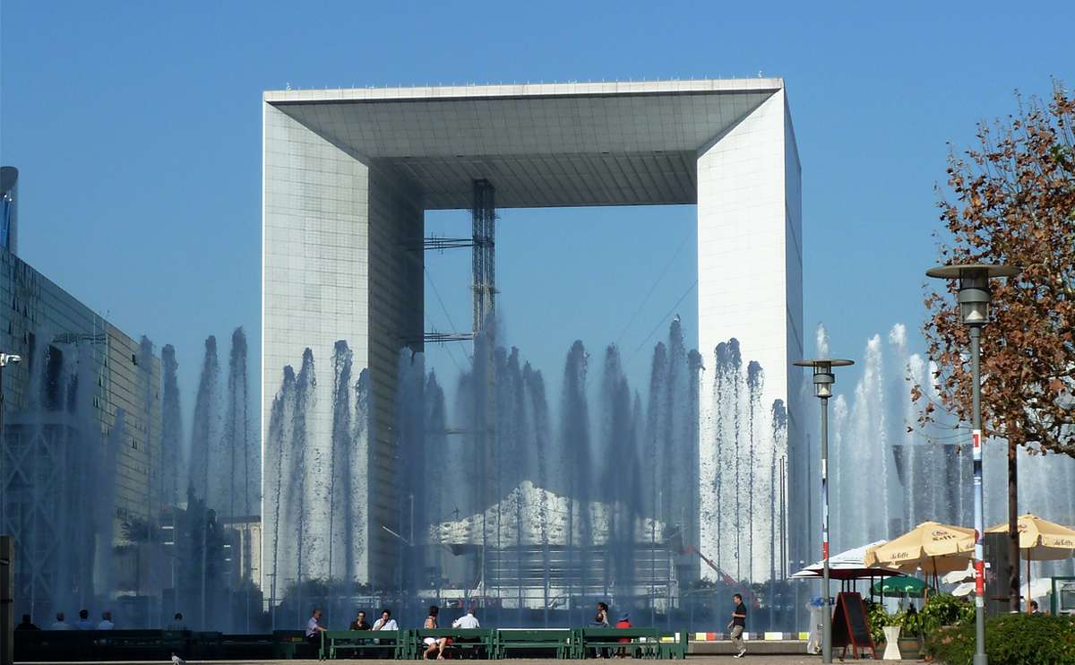 La Grande Arche, La Defense, Paris: Wegen der starken Winde wurde im Durchgang ein permanentes Schutzsegel montiert. / © Wikipedia