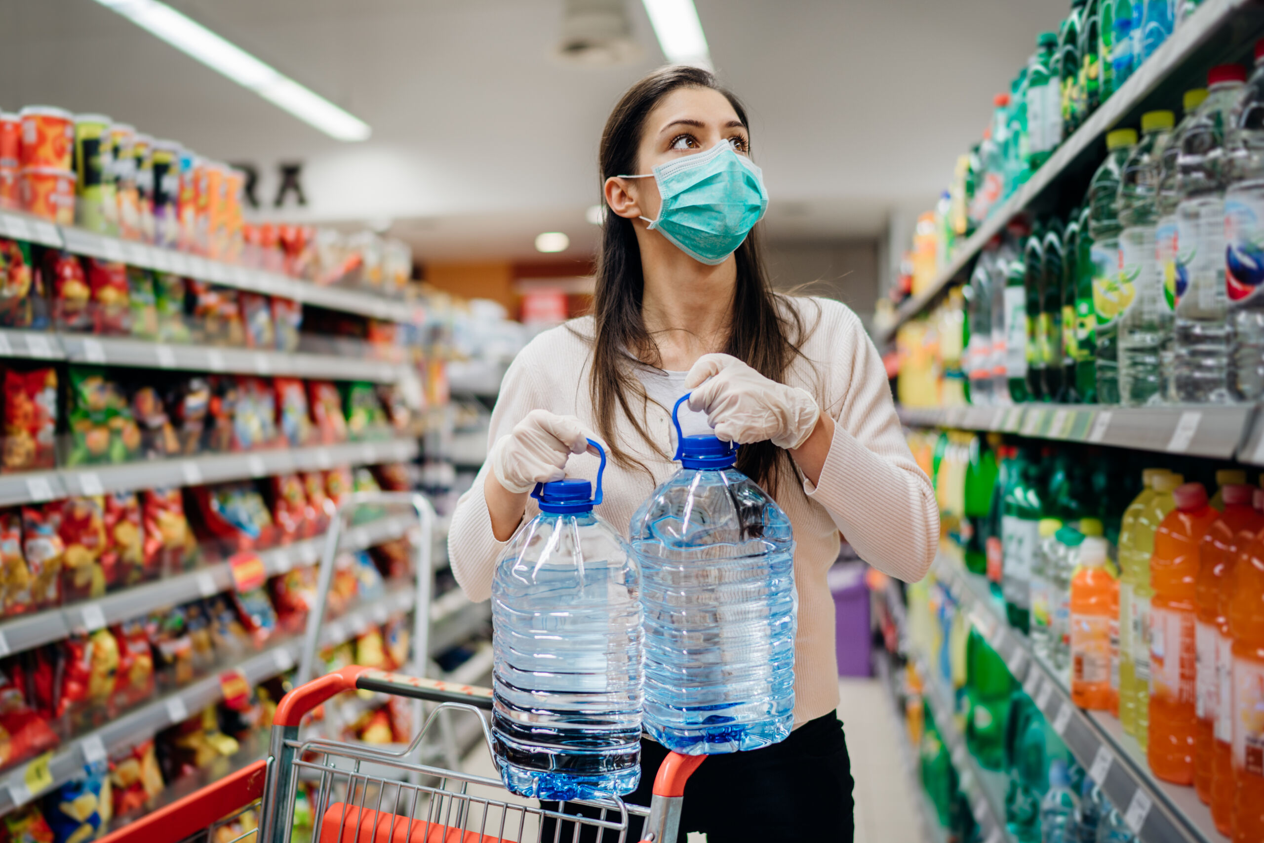 Frau beim Notvorrat anlegen im Supermarkt