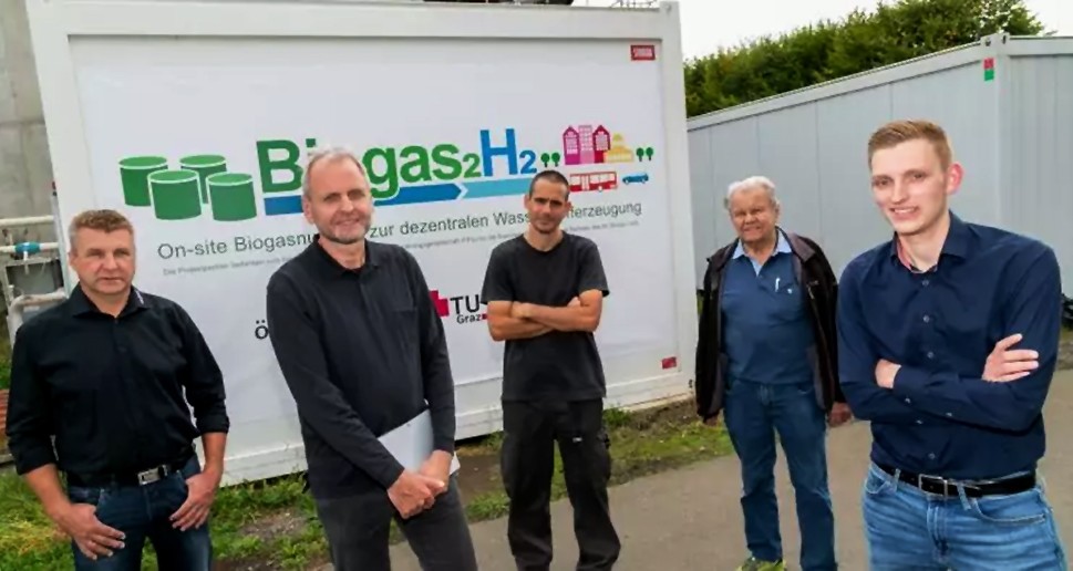 Das_Entwicklerteam Das Kernteam des Projekts Biogas2H2 (v.l.): Karl Totter, Geschäftsführer der Ökostrom Mureck GmbH, Viktor Hacker, Forscher an der TU Graz, Gernot Voitic, Projektleiter bei Rouge H2 Engineering, Karl Totter sen., Gründer der Ökostrom Mureck GmbH, und Bernd Stoppacher, Doktorand an der TU Graz. / © TU Graz