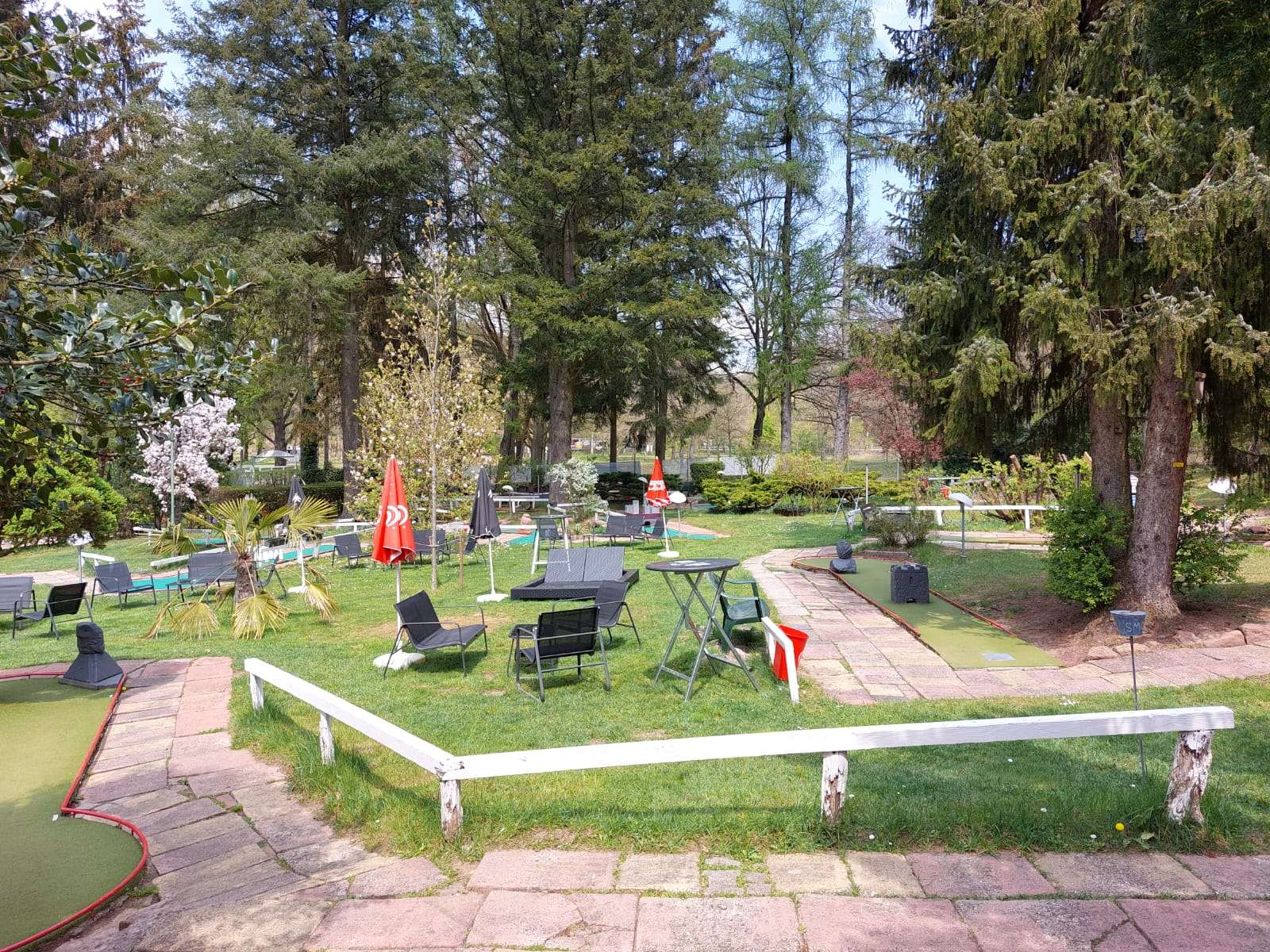 Minigolfanlage am Gelterswoog mit Gehwegen dazwischen