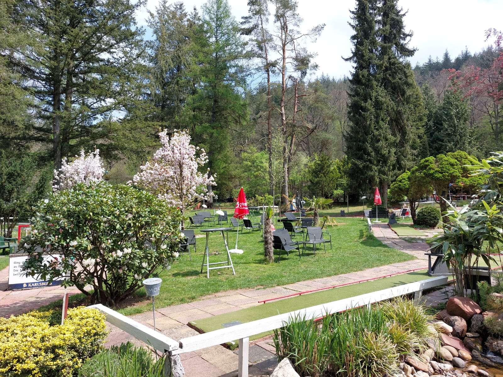 Minigolfanlage an Gelterswoog mit blühenden Bäumen
