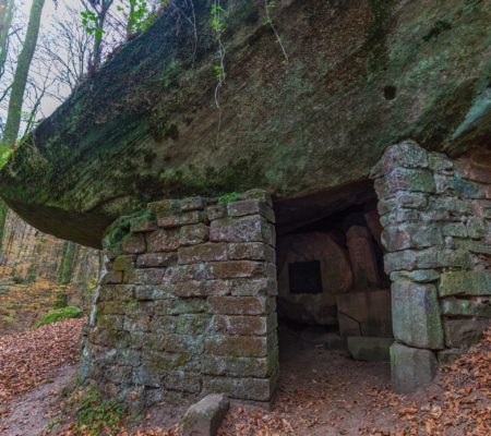 Einsiedlerhöhle im Karlstal Die Felsenhöhle befindet sich auf einem kaum befestigten Pfad, der zur „Amseldell“ führt und zeigt heute noch Spuren ihrer ehemaligen Bewohner, zum Beispiel ein aus Sandstein gehauenes Kreuz. Bei der Amseldell handelt es sich um eine heute verfallene Parkanlage aus dem 19. Jahrhundert, in der es zu früheren Zeiten einen Schießstand, eine Bowlingbahn, einen Irrgarten und eine Hütte gab. Die Hütte und die Überreste der Bowlingbahn stehen bis heute.