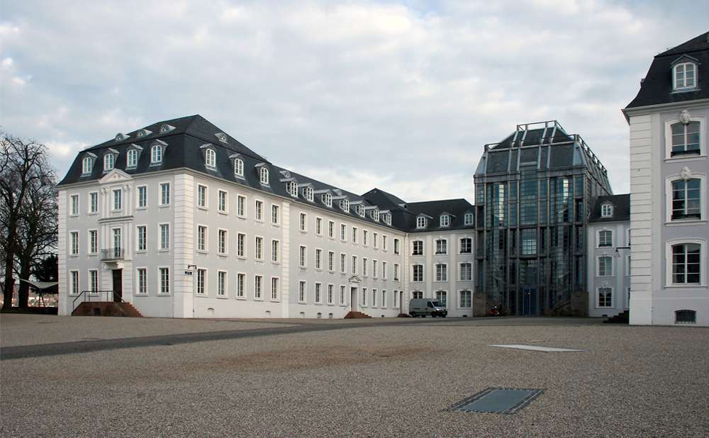 Beispiel einer gelungenen Beziehung zwischen Alt und Neu: Der Eingangsbereich des Saarbrücker Schlosses wurde schon 1989 nach einem Entwurf Gottfried Böhms wiedererrichtet. / © Flicka für Wikipedia