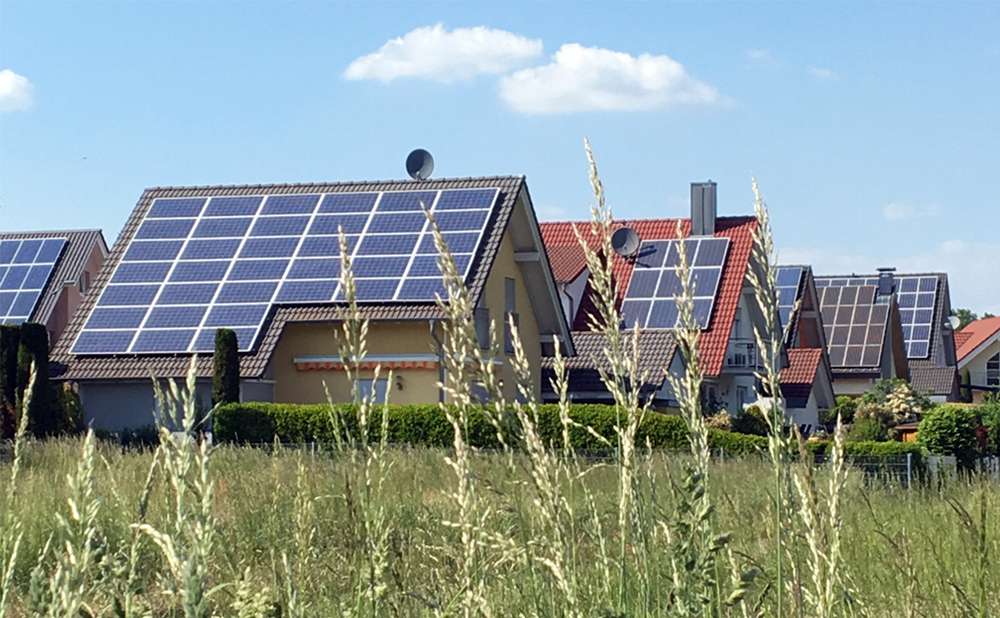 Auf jedem Dach sollte eine PV-Anlage installiert werden / © Energie-Fachberater.de