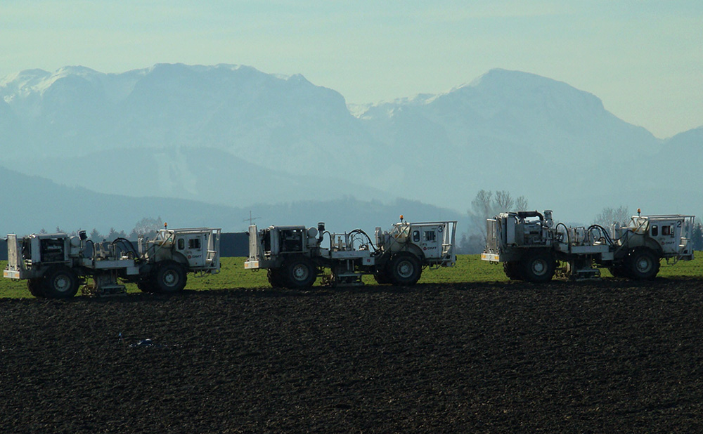 Vibroseis-Fahrzeuge bei einer 3D-Exploration in Oberösterreichs Alpenvorland / © Techcollector für Wikipedia