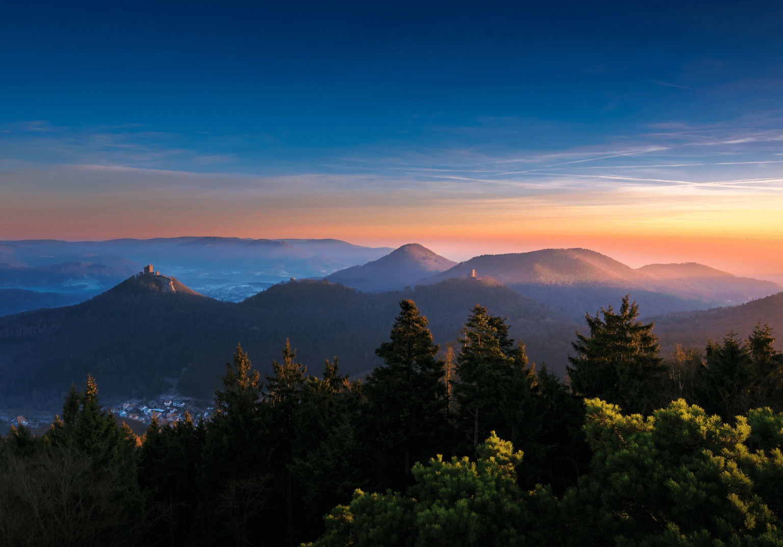 Burg Trifels bei Annweiler, Sonnenuntergang, Weinbergwanderung