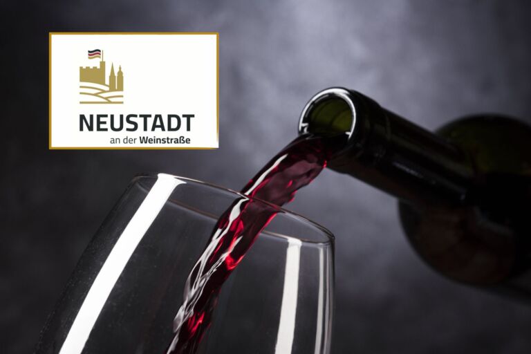 Neustadter Wochenmarkt mit Weinausschank im Rathausinnenhof