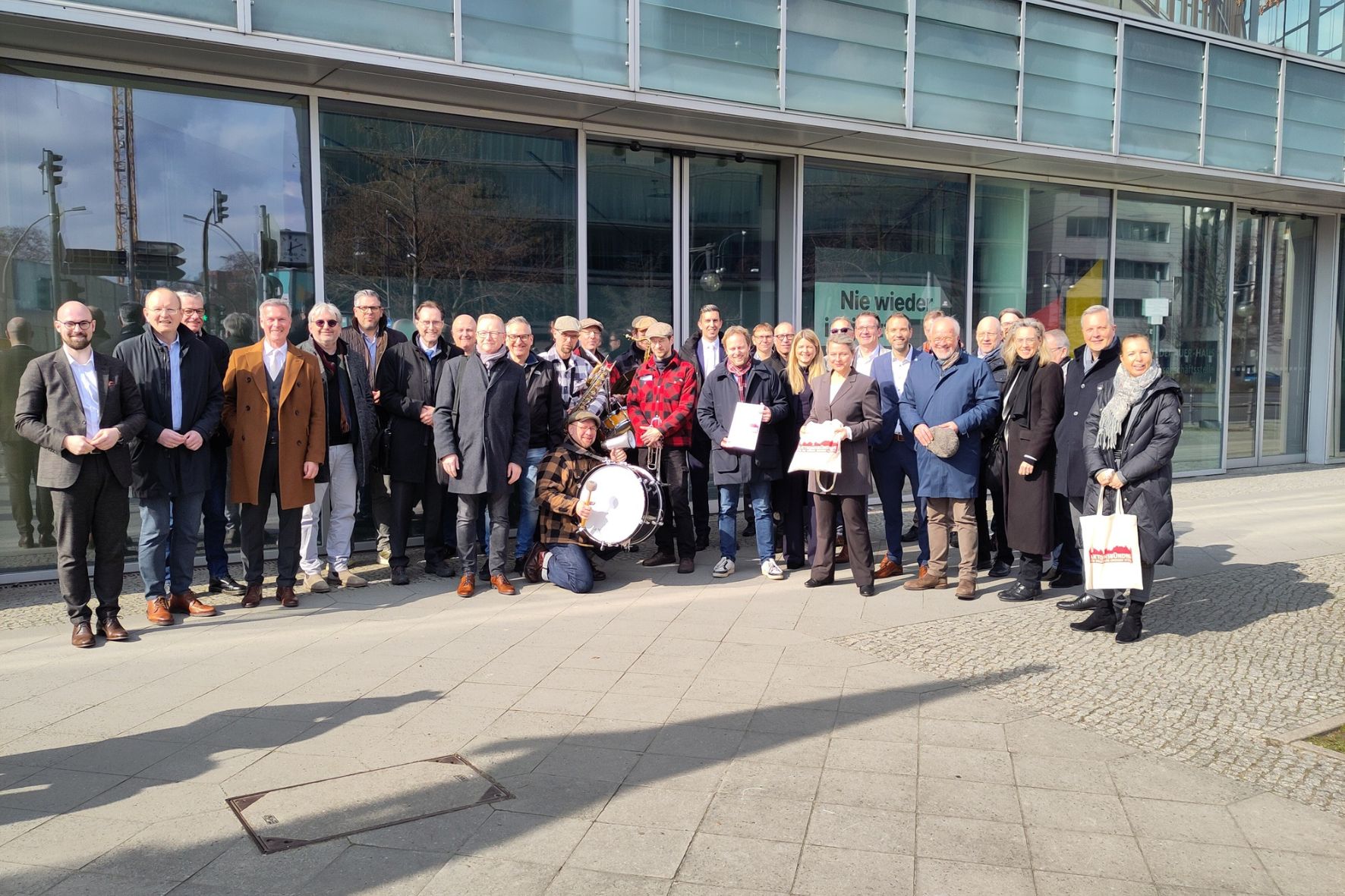 Stimmungs-Musik und Finanz-Debatten vor Parteizentralen in Berlin (1)