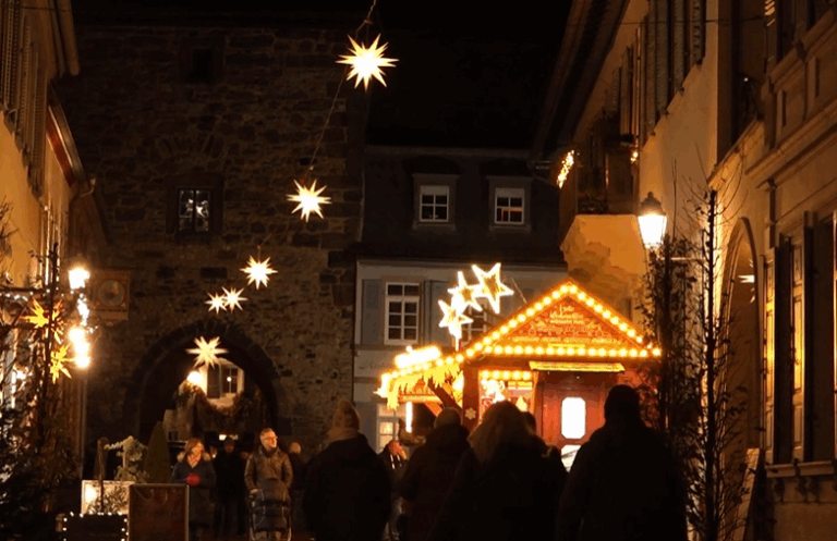 Weihnachtsmarkt Freinsheim 2025 – Herrnhuter Sterne & Pfälzer Weihnachtsgeschichte