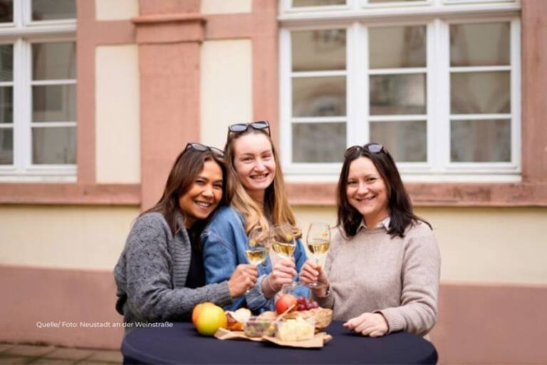 Neustadt/ Wstr. – Marktfrühstück mit Live-Musik am 18. Juli: Gimmeldingen zu Gast im Rathausinnenhof