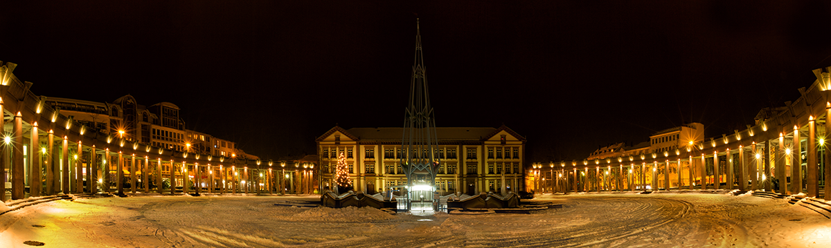 Beleuchteter Exerzierplatz mit dem Neuen Rathaus in Pirmasens bei Nacht