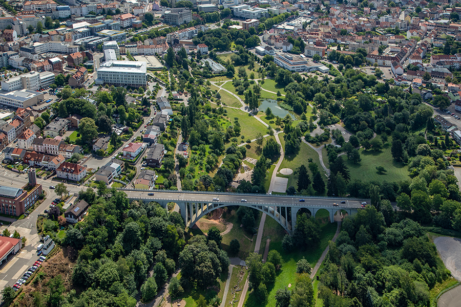 Luftaufnahme des Strecktalparks in Pirmasens mit der Streckbrücke
